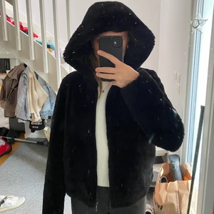 Fluffig jacka - Säljer denna jätte fina fluffiga jacka i fint skick🥰hör av er vid frågor!