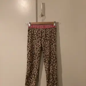 Leopardbyxor med neonrosa midja med text av ”girl power”. De är väldigt svala att sova i så om man tycker det är varmt med pyjamas så är dessa perfekta.