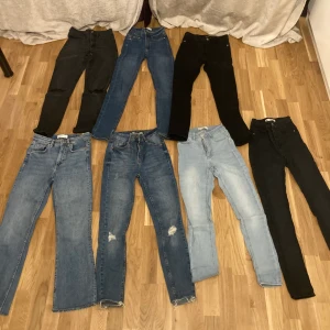 Jeans - Skinny jeans från bikbok, hm, gina osv, ett par flare jeans, säljer för 100 kr styck och står ej för frakt. Skriv gärna privat för funderingar 💗