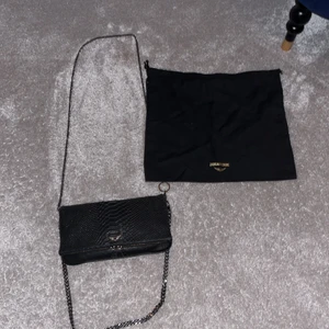 sälja/byta Zadig väska  - Säljer denna Zadig väskan, köpt för 3900kr. Kan även byta denna mot en kurt geiger, maje eller en annan Zadig väska.  Tyvärr har den gått sönder vid kedjan men blev lagas av en nyckelring, jag kan betala för frakten ifall det skulle påverka❤️