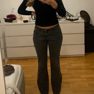 Lowwaist jeans - Gråa lågmidjade jeans, i en flare/straight modell💗 stretchiga och går ner till fötterna på mig som är 1,66🙌🏼 midjemått: 75cm Innerbenslängd: 78cm (TRYCK INTE PÅ KÖP NU)