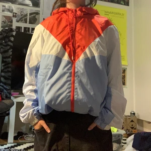 vindjacka - super luftig och lätt, kan justeras i midjan, knappt använd