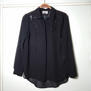 Transparant blus - Svart, transparant blus med broderade detaljer. Storleken är mer som S än XS🌿