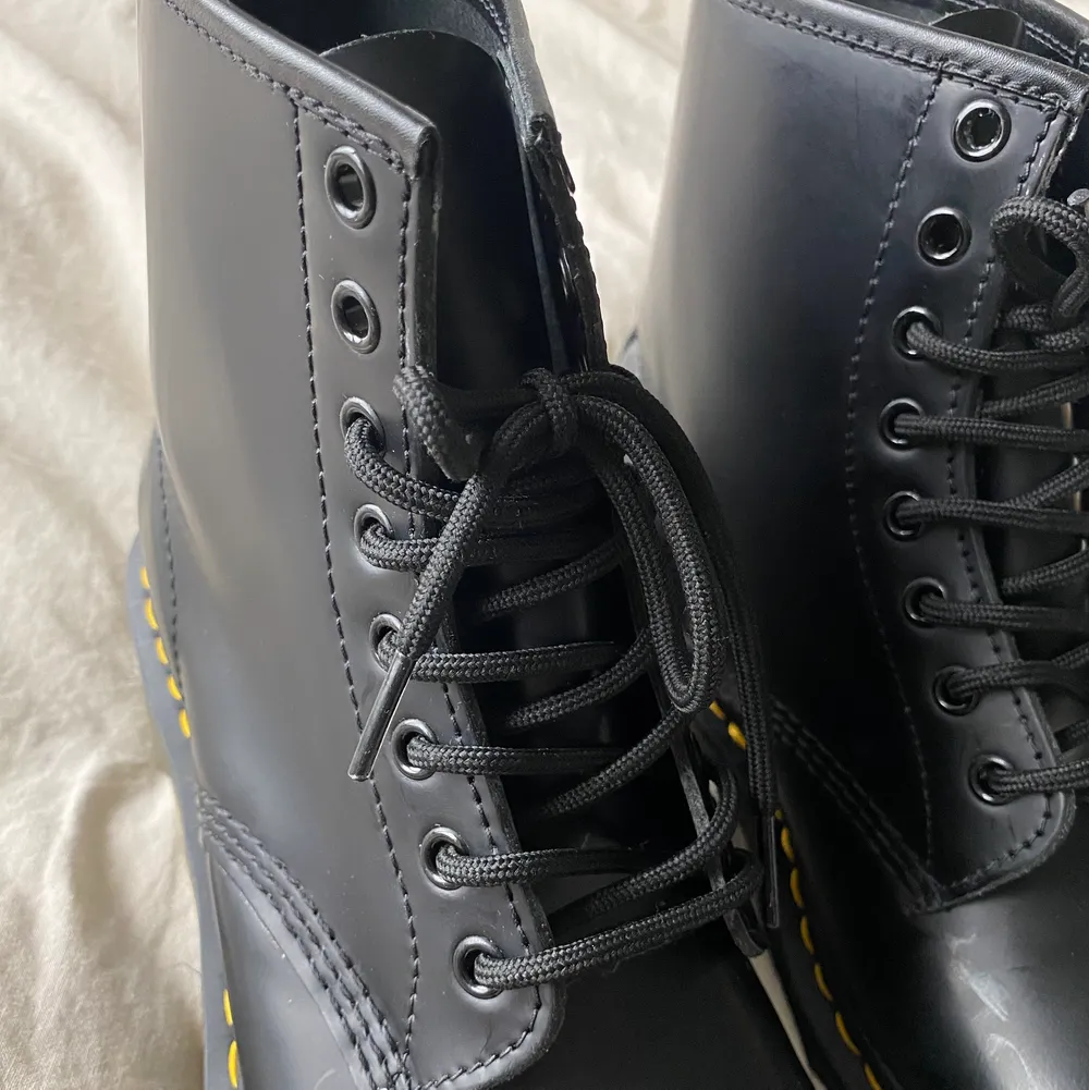 Helt nya och oanvända Dr Martens. Inköpta innan sommaren och endast behandlade. Modell 1460 och storlek 42.  Köpta för 2200kr och säljs nu för 2000kr.  Finns att hämta i Hägersten, går även att mötas upp i Stockholm eller skickas i utbyte mot frakt.. Skor.