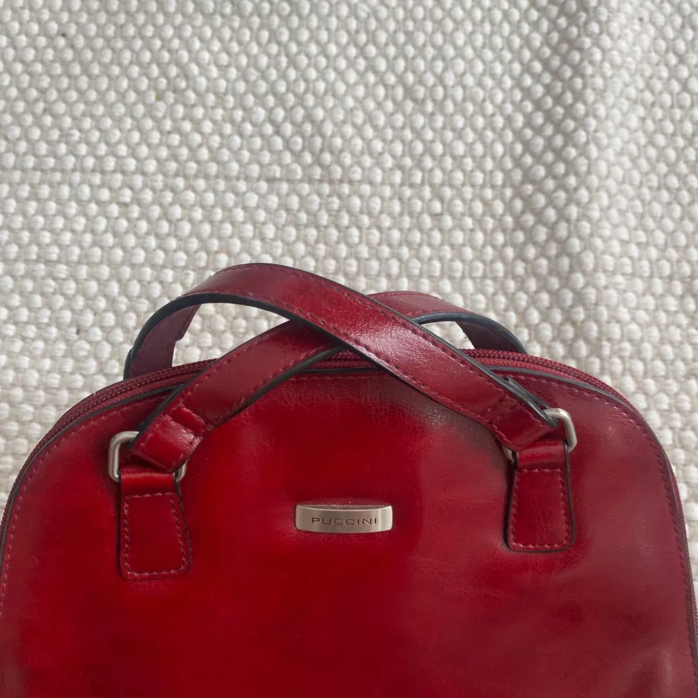 Vintageväska från PUCCINI, köpt i vintageaffär i Italien. En mindre ryggsäck i skinn men justerbara remmar. I nyskick.. Väskor.