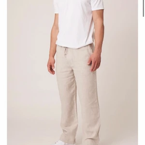 Linnebyxor  - Snygga, populära unisex linnebyxor från brallan. Aldrig andvända då dom var för stora för mig. Prislappen kvar. Köpta i somras.  Storlek S men passar absolut som M också.  Ordinarie pris 699kr