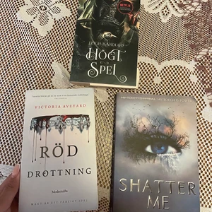 Böcker - Säljer dessa tre för 60 kr styck❣️Shatter me är på engelska, medans högt spel och röd drottning är på svenska. Shatter me har en liten annotering på sida 167 och 168, men absolut inget man tänker på dvs fof lika läsbar 