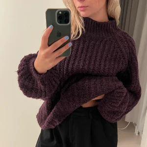 Stickad tröja - Stickad tröja från Lindex. Snygg höstfärg. Storlek S men är ganska oversized.