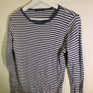 Långärmad från Brandy Melville  - Motsvarar ca S men stretchig så passar flera :)