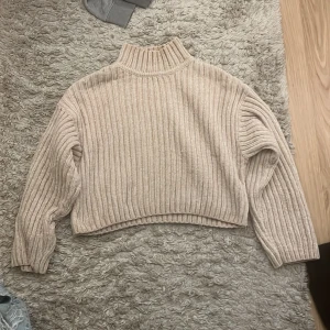 Polo tröja - En super fin och otroligt mjuk o go polo tröja. Tröjan är från H&M i storlek M. Näst intill oanvänd! Köparen står för frakt! Tröjan är biege! 