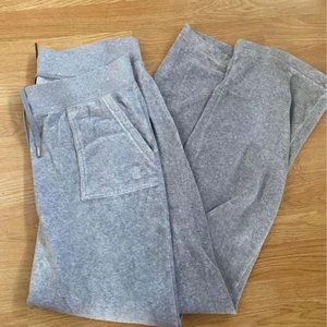 Juciy Couture byxor strl XL - Jag säljer ett par gråa juicy couture byxor därför att jag nu vill köpa ett par andra. Byxorna är i storlek XL. Men tyvärr saknar den en metal bit på det andra snöret.   Pris kan diskuteras.   Nypris: 1100kr Säljer byxorna för 600kr + frakt