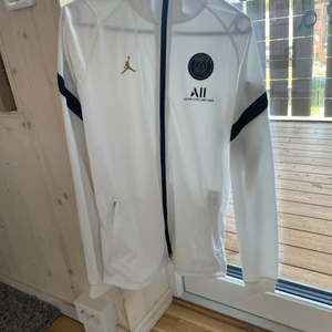 Psg tracktop vit/svart/guld - Aldrig använd psg tracktop i storlek M