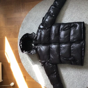 Svart dunjacka - Säljer ännu en svart dunjacka. Denna är helt oanvänd och har till och med lapparna kvar i den. Köpt för lite mindre än 1 år sedan.