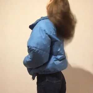 Blå puffig vinterjacka - Snygg blå vinterjacka. Varm och puffig, skön och perfekt nu när det blir kallare. Byxan också till salu, se mitt flöde längre ned!
