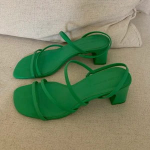 Gröna klackar  - Gröna klackar från Pull&Bear i storlek 38. Använda på bröllop en gång och sen har dom inte kommit till användning särkilt mycket. Jättesköna att gå i då dom är mjuka och klacken inte är så hög 🤩