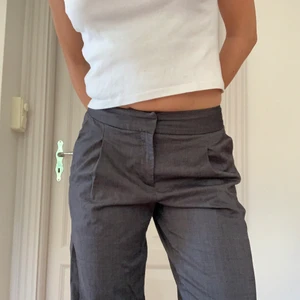 Gråa kostymbyxor  - Classy kostymbyxor med breda ben <3 perfekta till både fest och vardag. Inneben: 83 cm. Midja rakt över: 36 cm