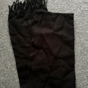 Halsduk - Svart stickad halsduk. 30kr + frakt 