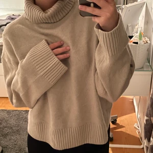 Stickad tröja - Supermysig stickad tröja med krage. Använd 1 gång alltså nyskick. Sitter lite oversized på mig som brukar ha storlek S/M vilket är snyggt. Frakt tillkommer på 66 kr