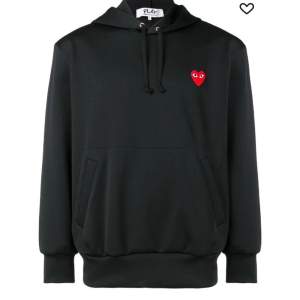 CDG play hoodie i storlek S använd många gånger över åren men fortfarande snygg.