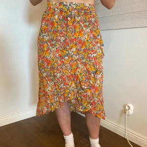 Somrig kjol - Jättefin somrig kjol som tyvärr inte används pga inte min stil. Jättefin och skön 💛💐! Perfekt till påsk och vår. 