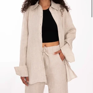 ADSGN linneskjorta  - Linneskjorta från ADSGN! Bra skick! Nypris: 899kr säljer för 350kr!