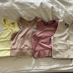 STRONGER TOPPAR - Jag säljer mina 4 st träningstoppen från STRONGER. Alla är i strl M förutom den 💛gula💛 som är i strl L!   Ord pris: 399kr/st  Säljer de för 299kr/st ELLER  paketpris: alla 4 toppar för 1000kr 