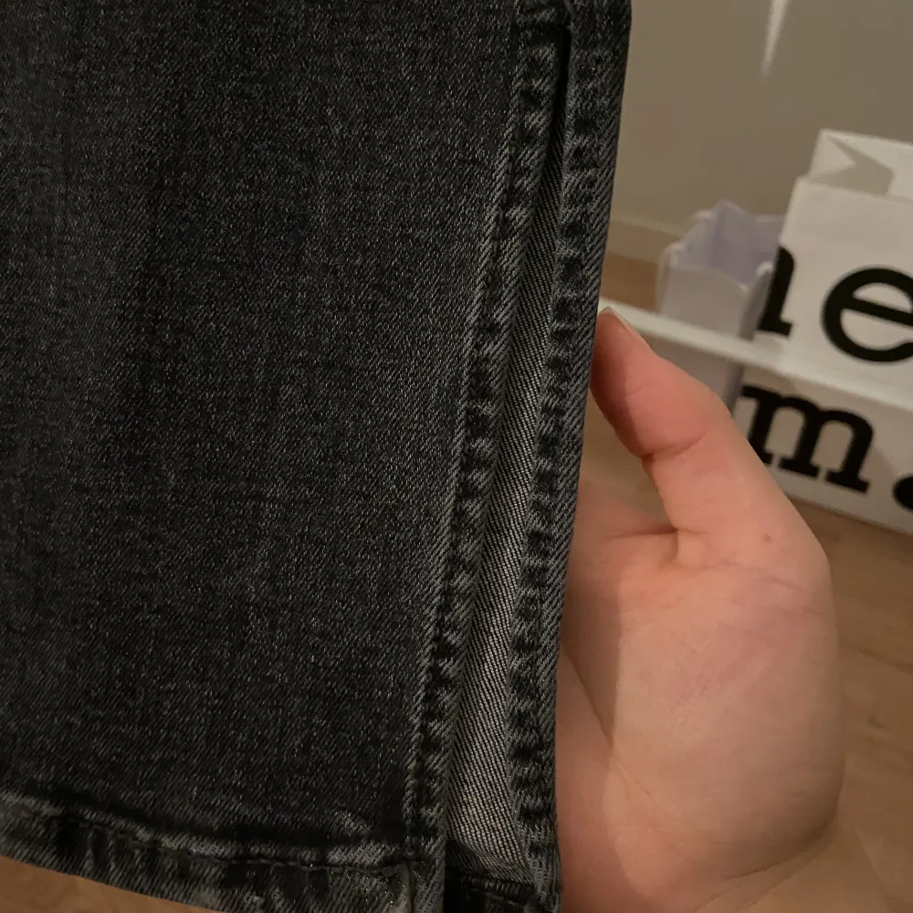 Ett par high waist jeans från zara med slits på slutet. De är i gott skick, storlek 36🖤. Jeans & Byxor.
