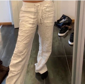 Linnebyxor esprit  - Fina linnebyxor från esprit, lpnga och passar till allt. Så fin färg! Lite slitna vid hälen men annars som nyskick💕