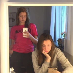 Säljer en rosa dirtcult T-shirt  - Säljer min rosa dirtcult T-shirt som jag köpte här på Plick förut, säljer för att det inte är min stil längre, fint skick och använd några få gånger