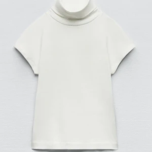 Zara topp - Gullig zara topp💕 använt 1 gång, gillar inte riktigt hur den sitter på mig så säljer nu vidare 