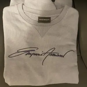 Emporio Armani tröja i nyskick säljes. Storleken är small. 