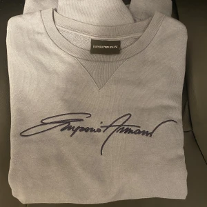 Emporio Armani tröja i nyskick - Emporio Armani tröja i nyskick säljes. Storleken är small. 