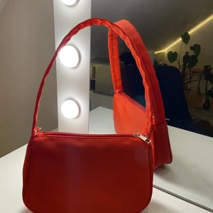 Väska - Röd väska köpt på shein för 40kr.❤️ Bra skick, knappt använd.🤗 Köparen står för frakten❣️