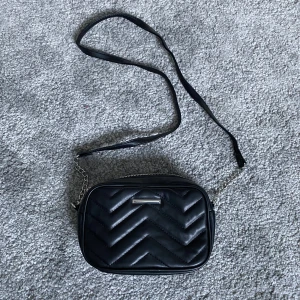 Väska - Liten axelremsväska med två fack. Använd cirka 5-7 gånger. Mycket bra skick. 70kr + frakt💓