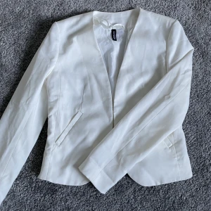 Kavaj - Vit kavaj ifrån H&M. Använd 2 gånger. Mycket bra skick. 60kr+ frakt💓
