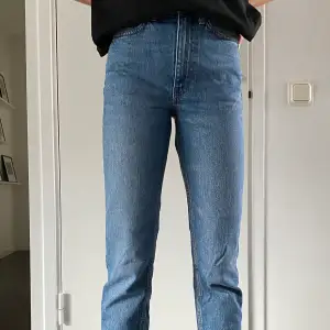 Ett par jeans i snygg modell och snygg färg. Bra skick men för små för mig
