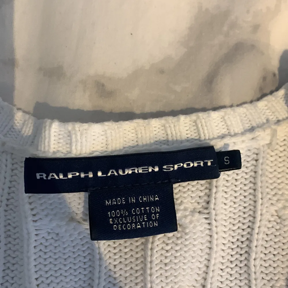 Jätte fin  Ralph Lauren tröja som köotes på secondhand för någon månad sen men tyvärr aldrig blivit använd. Frakt på 49 kr tillkommer💕. Stickat.