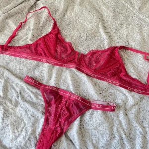 Rosa lounge underwear set  - Rosa set från lounge underwear som använts mindre än tre gånger för längesen som nu är för litet. Vet inte varför lappen på underbyxan är bortklippt dock men om ni bara vill ha bhn så är det också okej💕 Bhn är 75B och underdelen är S. 
