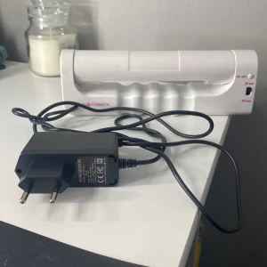 Nagel lampa - En väldigt bra nagel lampa, man kan stoppa in 4 fingrar i taget så man brukar ofta få ta tummen för sig!! Jag har använt den några gånger och den funkar jättebra!! Jag har och ska rengöra den väldigt ordentligt!!❤️