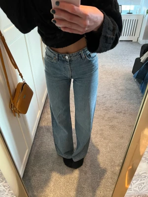 Jeans monki - Supersnygga ljusblå jeans från Monki! Säljs då de inte kommer till användning längre!💘🪩pytteliten slitning mellan benen men annars fint skick! Nypris 400 Frakt ingår EJ i priset 