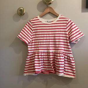 Zara tröja!❤️ - Snygg tröja med volang från zara i jättebra skick! Älskar denna!!! ❤️❤️