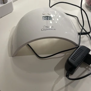 Uv lampa - Helt oskadd och knappt använd uv lampa man gör gelenaglar med! Säljer för gör aldrig naglar längre. Köpt för 500 säljer för endast 150kr
