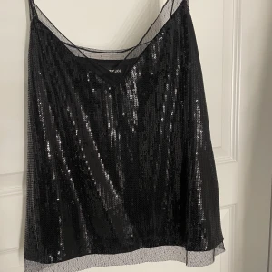 Festlinne  - Så snygg festtopp som passar till allt, strl L men passar M och S också, köparen står för frakt ❤️