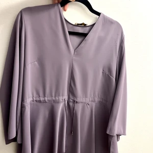 Lila topp - Söt och silkig lila topp som passar L/Xl. I ny och bra skick, endast testat! 