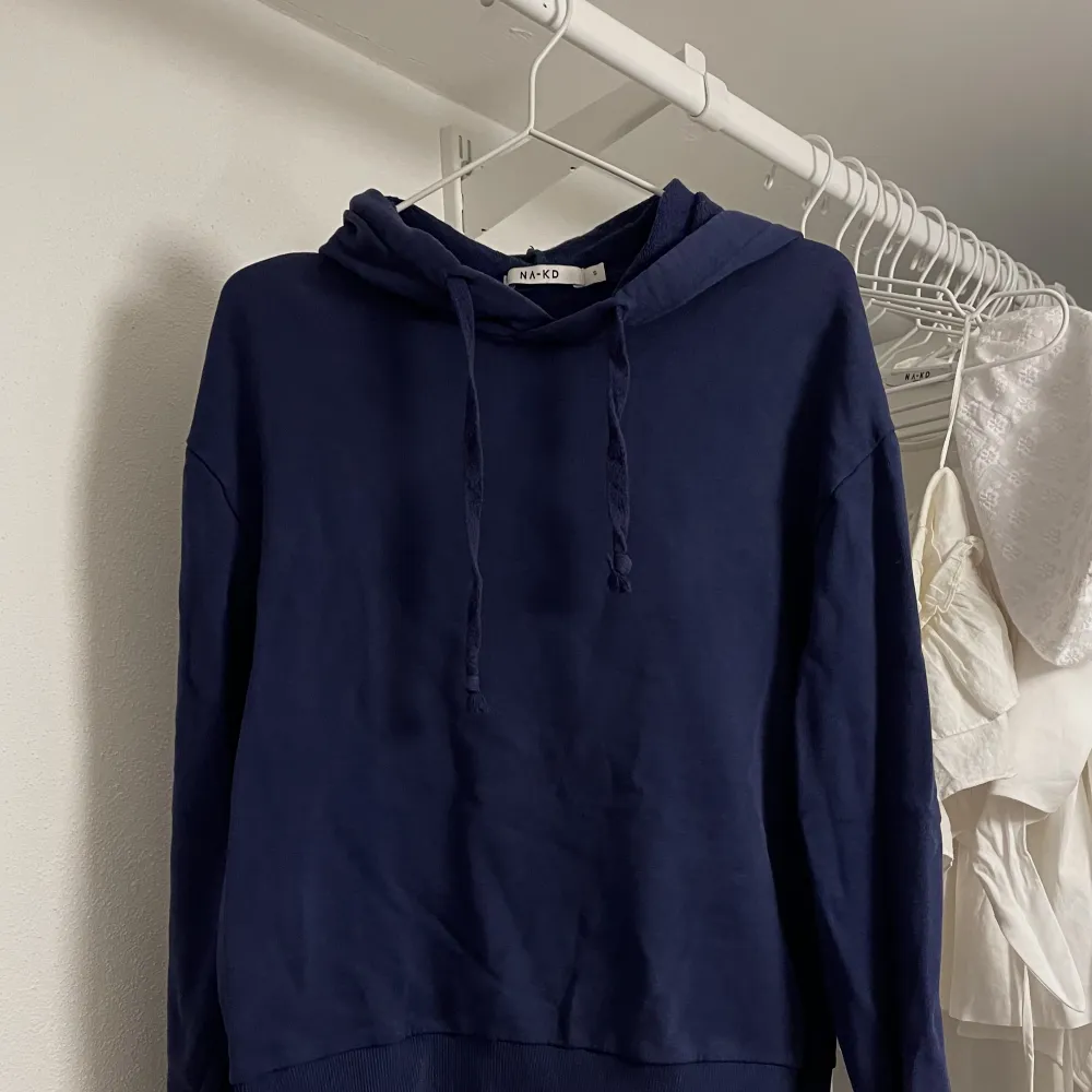 Säljer min marinblå hoodie ifrån NA-KD. Den på första bilden är svart den marinblå finns ej längre men det är samma modell. . Hoodies.