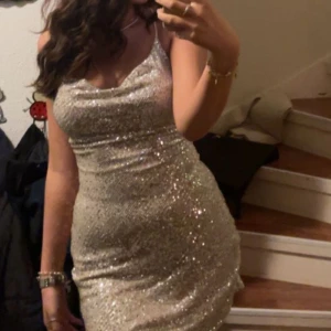 jättefin klänning - en jättefin klänning jag köpte till nyår, och kommer tyvärr aldrig användas igen! 😇 banden där bak gör det enkelt att passa olika storlekar!