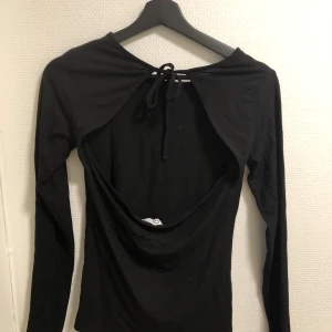 Tröja med öppen rygg  - Fint skick. I strl S