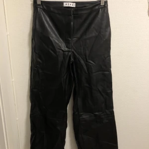 Skinnbyxor från Wera  - Måste strykas. I strl 36.