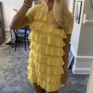 Volang klänning - Sååå sjukt snygg klänning som är helt oanvänd och med lappen kvar🥰 första två bilderna är lånade men den sista är min❤️❤️