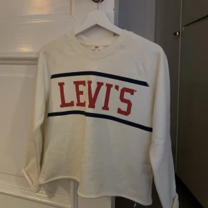 Levis-tröja - Tröja från Levis i jättebra kvalitet! Säljer då det inte riktigt är min stil, och den är använd max 3 gånger🥰